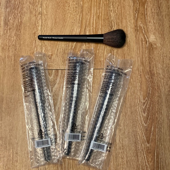 New Avon Pro Powder Brushes - Picture 1 of 4
